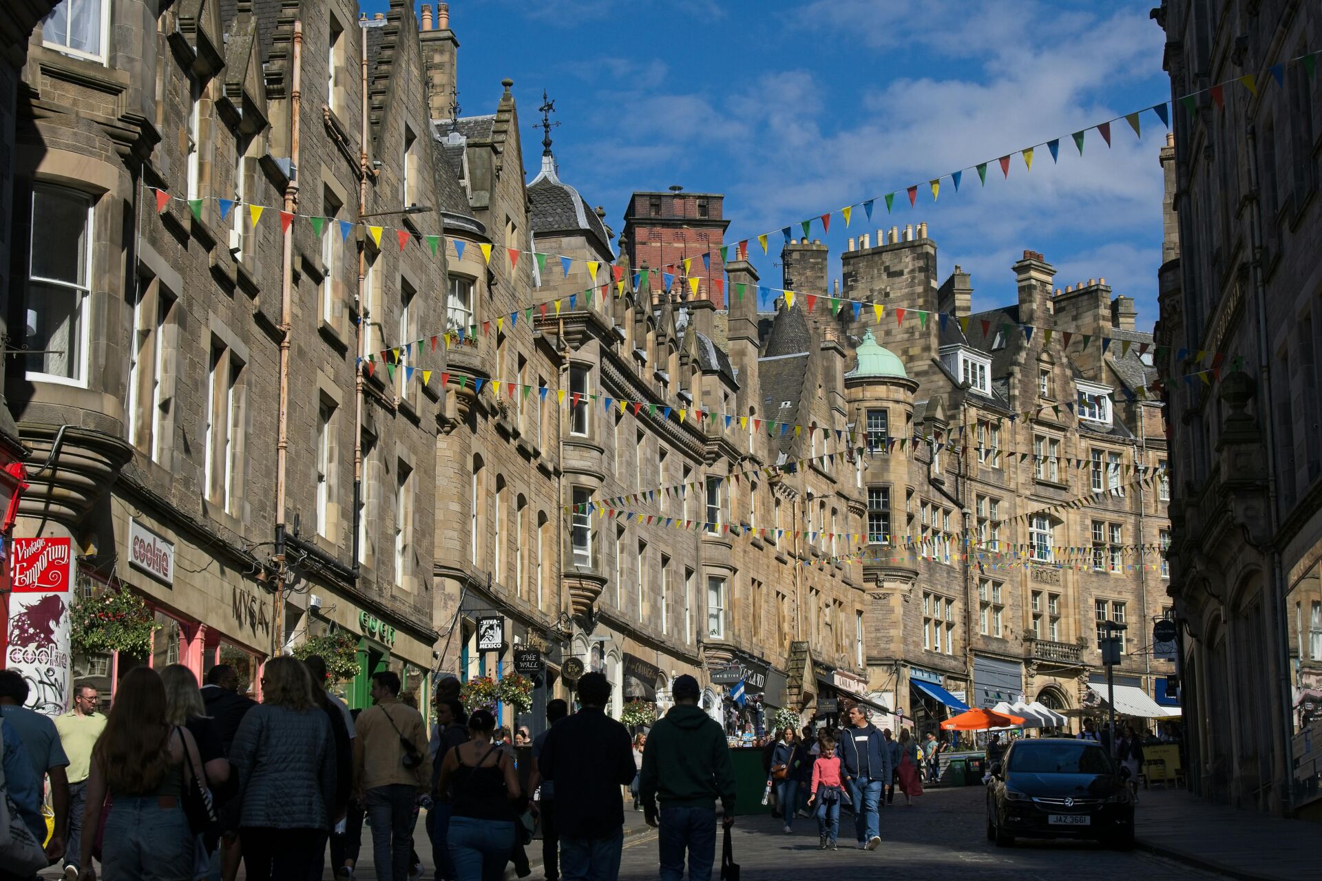 festival-with-people-in-edinburgh